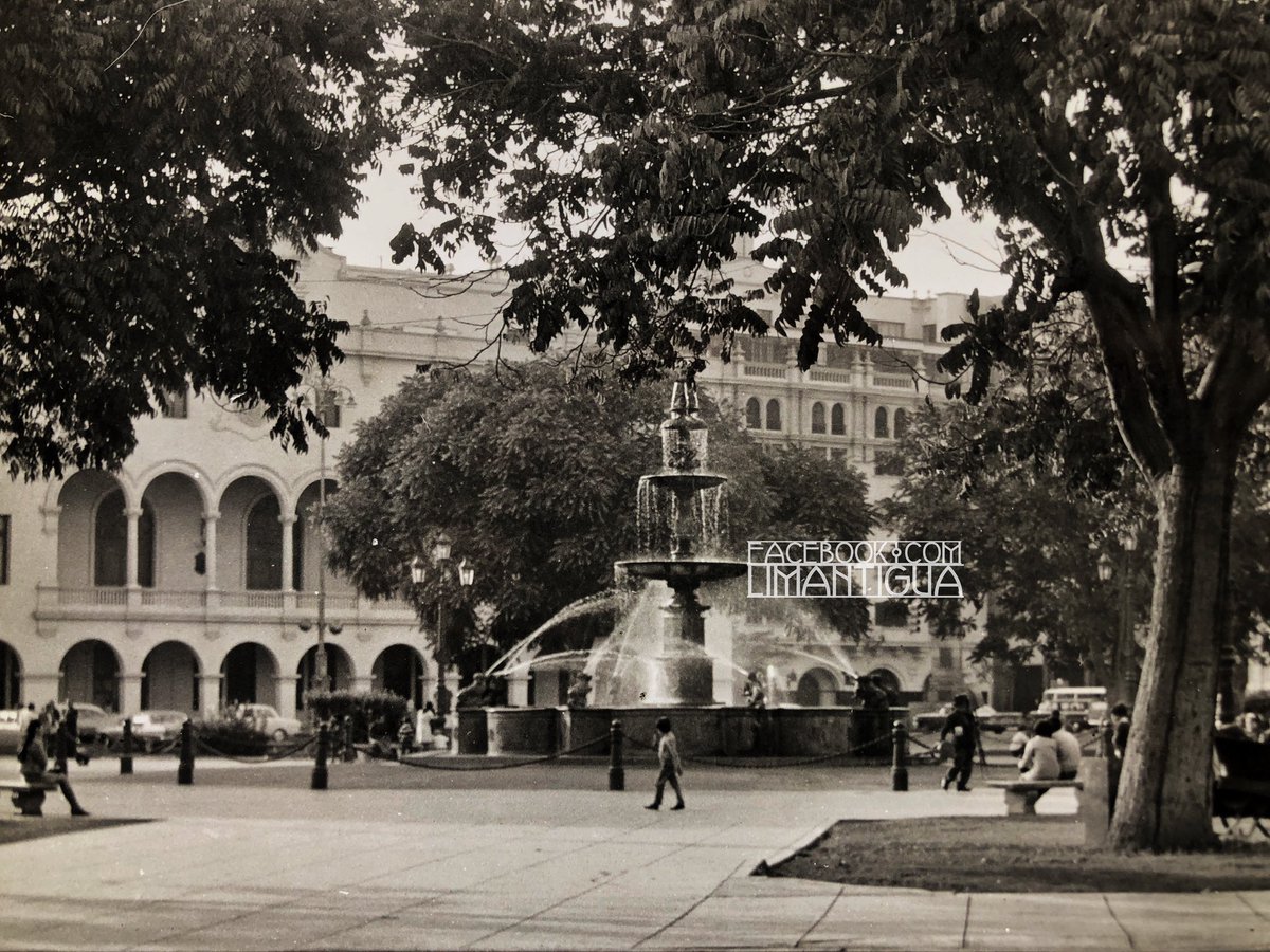 limantigua's tweet photo. Una vista hacia la Fuente de la Plaza de Armas de Lima; con árboles 🌳
#MasÁreasVerdesparaLima #arboles #arbol #LimaQuema #vladimirvelasquez #limantigua #lima #coleccionlimantigua #MasArbolesParaLima https://t.co/ikKmFyGtTK