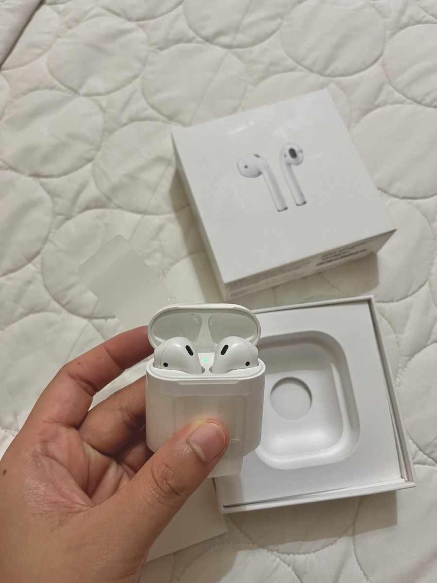 cupichuuu's tweet photo. WTS

AirPods 2nd generation including the charger for RM270 (include postage)

#AirPods https://t.co/PRvSyV1lrJ