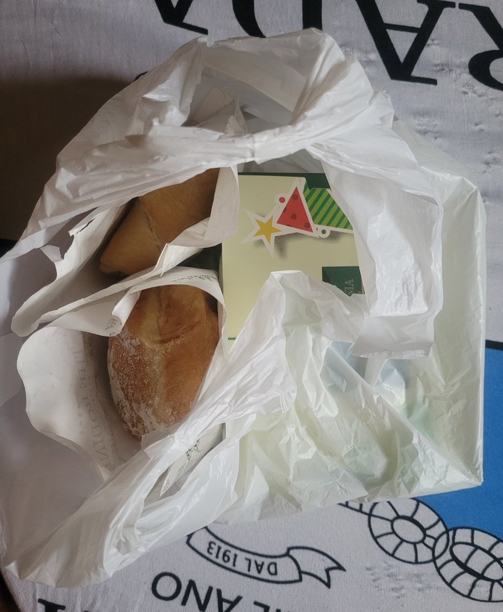 DanielRegha's tweet photo. Today's the birthday of my landlord's sister, &amp; goodies were sent; Yes o, premium or nothing. 2024 is my year of enjoyment. Happy birthday to her, more celebrations...🤗 https://t.co/RS6q0rruHB