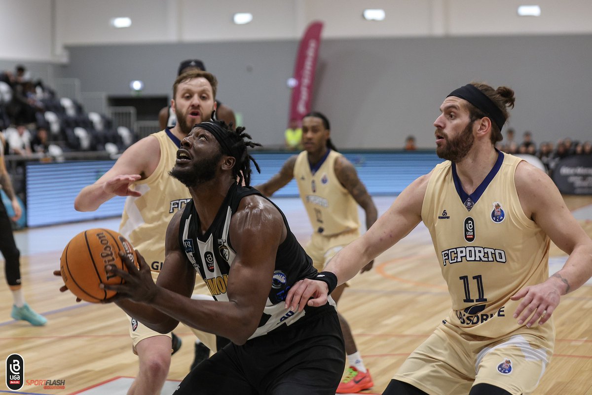 Sensacional partido de <a href="/Iam__MK5/">Moussa Konè</a> frente al líder Porto que sufrió durante más 30 minutos. El pivot marfileño terminó el encuentro con 10 puntos y la friolera de 18 rebotes además de 2 asistencias y 5 faltas recibidas
📷 <a href="/fpbasquetebol/">Basquetebol Portugal</a> 
assistsportagency.com/assist_sport_a…