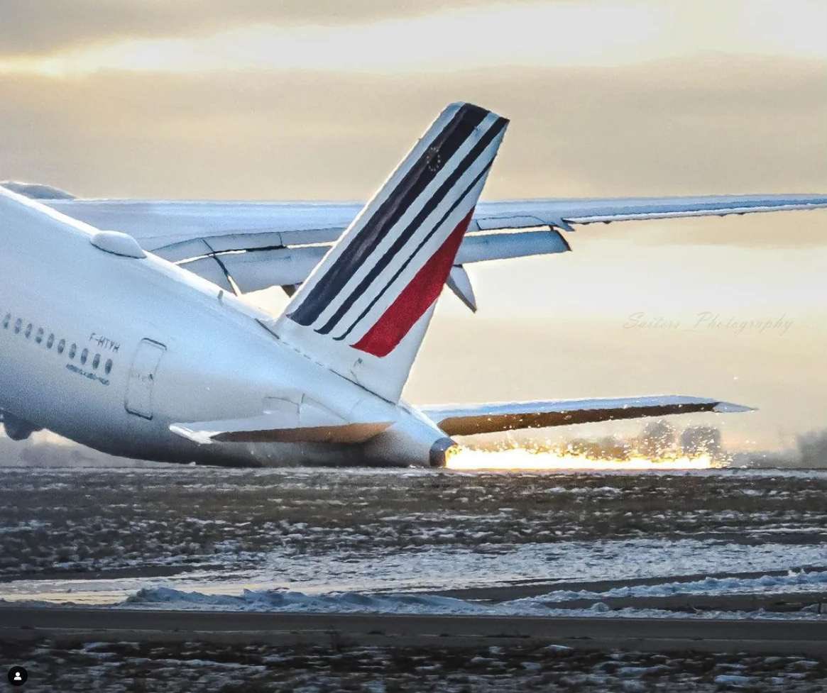 🔴 Air France flight AF356 between Paris and Toronto operated by an Airbus A350-900 (F-HTYH)  was substantially damaged during a tailstrike incident while landing on runway 24L. #Airways #News

📸: saiters_photography