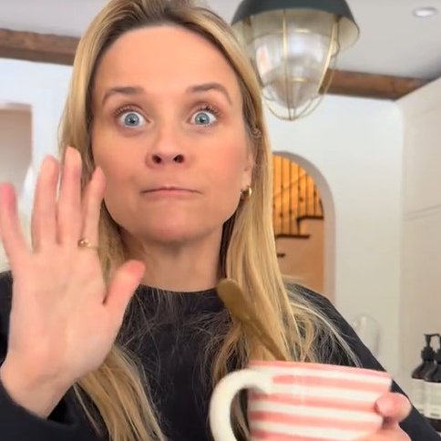 cocina_facil_mx's tweet photo. Reese #Witherspoon, la estrella de #Legalmenterubia, hizo una receta peculiar para su #Chococinno, pero aรฑadiรณ nieve del cielo. Para los que no lo saben, la nieve puede tener efectos perjudiciales para la salud debido a bacterias.
ยฟQuรฉ piensas de esta preparaciรณn? ๐ซโ๏ธโ๏ธ https://t.co/iLRXs4bVc9