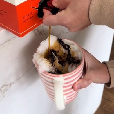 cocina_facil_mx's tweet photo. Reese #Witherspoon, la estrella de #Legalmenterubia, hizo una receta peculiar para su #Chococinno, pero aรฑadiรณ nieve del cielo. Para los que no lo saben, la nieve puede tener efectos perjudiciales para la salud debido a bacterias.
ยฟQuรฉ piensas de esta preparaciรณn? ๐ซโ๏ธโ๏ธ https://t.co/iLRXs4bVc9