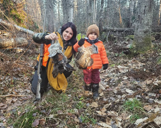 AthenaisRoy's tweet photo. 🌿🍂 C'est formidable de voir une femme sur le terrain, passionnée par la chasse. C'est encore mieux de la voir transmettre les traditions à la génération suivante ! 🍂🌿 https://t.co/PbfDeZOFQo
