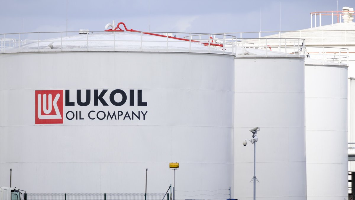 Savanna_Trading's tweet photo. ÚLTIMA HORA |🚨
Los volúmenes de procesamiento de petróleo de Rusia han disminuido aún más, liderados por una pérdida en la producción de la refinería Norsi de Lukoil.
#petróleo #Rusia #Norsi #Lukoil https://t.co/UuJOSc6cMt