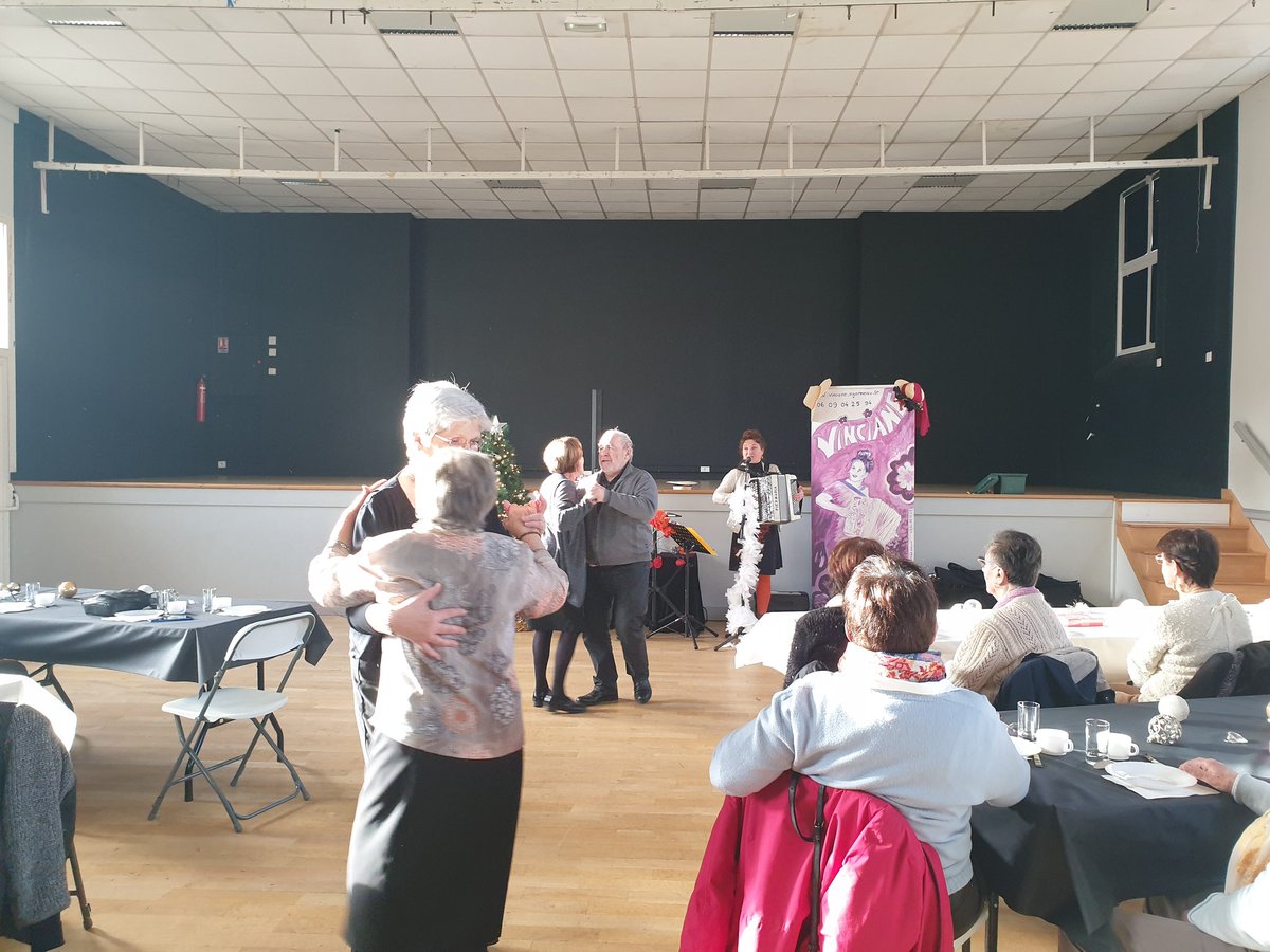 Mairie_Niort's tweet image. #Niort #Solidarité Le goûter annuel du Réseau fraternel du #CCAS s'est tenu cet après-midi à la salle des fêtes de Saint-Liguaire. 40 personnes, bénéficiaires et bénévoles, ont partagé ce temps convivial et musical.