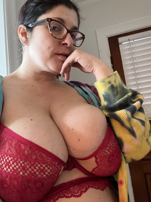 I&rsquo;m live for a limited time! Please tip to keep me coming back. Hope to have internet at home within