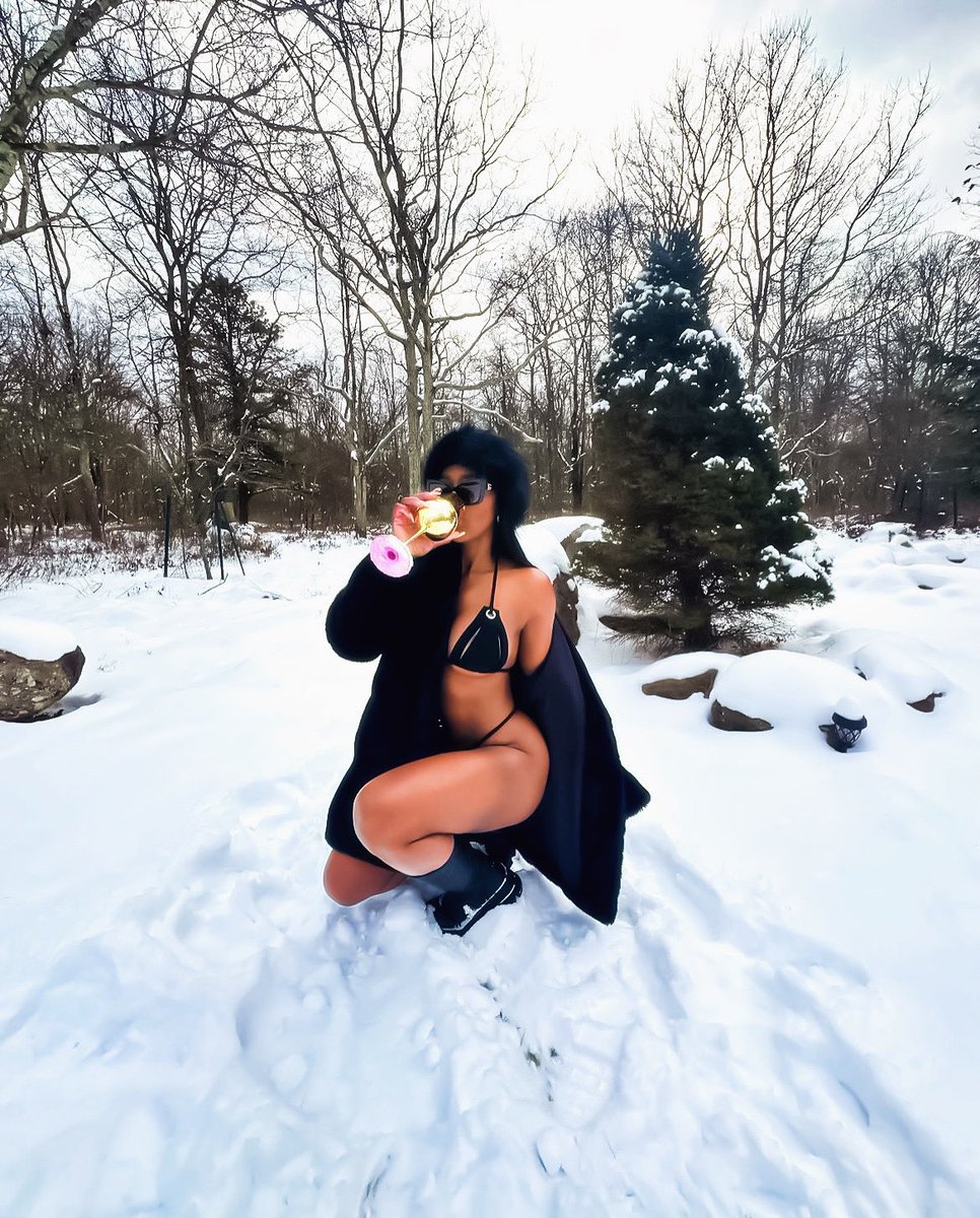 Mood poconos vibes #snowday #ContentCreation #CONTENIDO #viral #trending2024 #photo #fotografia #poconos #sexy #onlyfans_girl #fansly