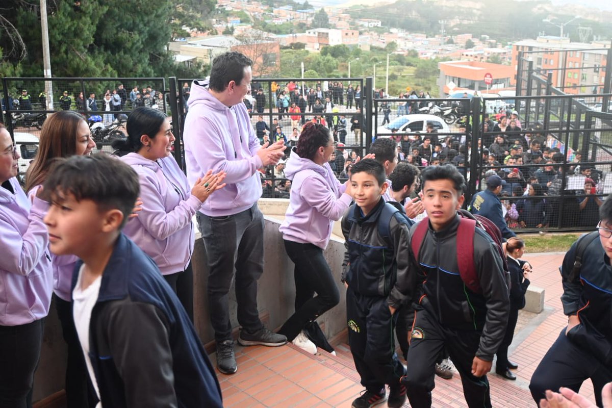 Deidamiapiensa's tweet image. #DeRegresoAlCole 
El primer día de clases en colegios oficiales y privados del distrito capital. 
Bienvenidos cientos de niños,niñas, adolescentes y jóvenes a las instituciones educativas. 
Escuelas Como Territorios de Paz #RedEsPaz @Educacionbogota