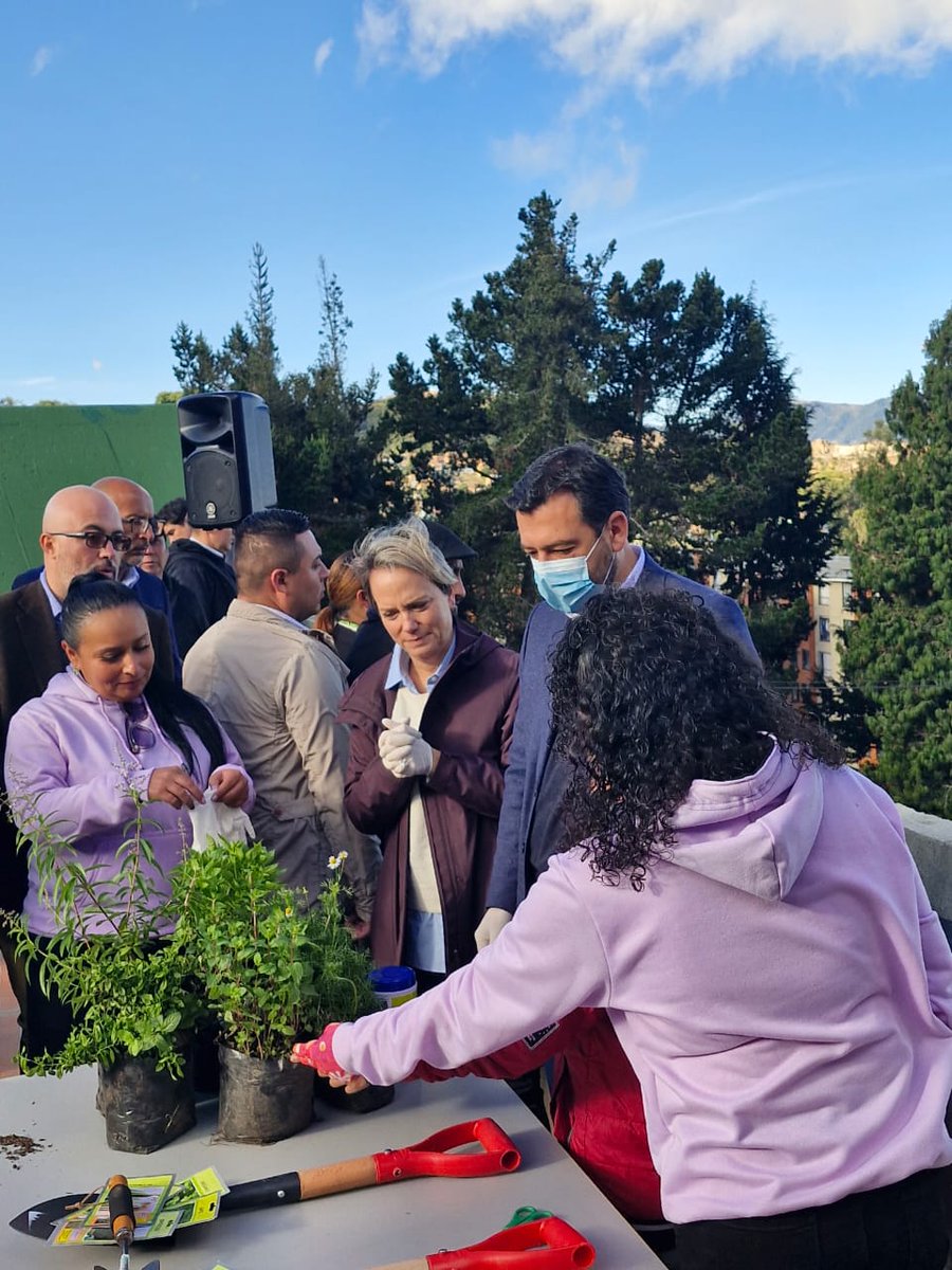 Deidamiapiensa's tweet image. #DeRegresoAlCole 
El primer día de clases en colegios oficiales y privados del distrito capital. 
Bienvenidos cientos de niños,niñas, adolescentes y jóvenes a las instituciones educativas. 
Escuelas Como Territorios de Paz #RedEsPaz @Educacionbogota