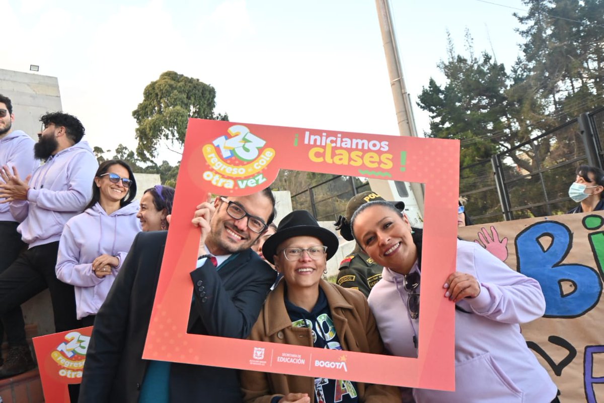 Deidamiapiensa's tweet image. #DeRegresoAlCole 
El primer día de clases en colegios oficiales y privados del distrito capital. 
Bienvenidos cientos de niños,niñas, adolescentes y jóvenes a las instituciones educativas. 
Escuelas Como Territorios de Paz #RedEsPaz @Educacionbogota