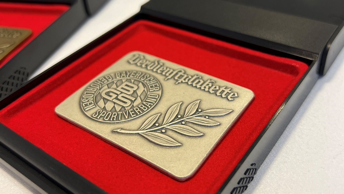 Bayerisches Innenministerium (@baystmi) on Twitter photo ✨🎉 50 Jahre Bayerischer #Gehörlosen-Sportverband & 40 Jahre Bayerische Gehörlosen-#Sportjugend 🎉✨
#Bayern|s Sportstaatssekretär <a href="/_SandroKirchner/">Sandro Kirchner</a> gratulierte: „Sie leisten alle einen wichtigen Beitrag zu einem respektvollen gesellschaftlichen Miteinander auf Augenhöhe.“ ✨🎉 50 Jahre Bayerischer #Gehörlosen-Sportverband & 40 Jahre Bayerische Gehörlosen-#Sportjugend 🎉✨
#Bayern|s Sportstaatssekretär <a href="/_SandroKirchner/">Sandro Kirchner</a> gratulierte: „Sie leisten alle einen wichtigen Beitrag zu einem respektvollen gesellschaftlichen Miteinander auf Augenhöhe.“
