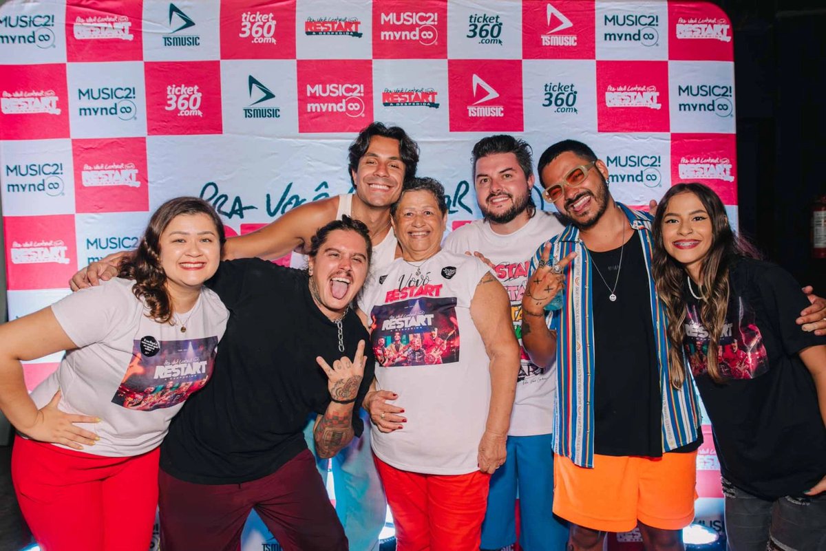 vovorestart2's tweet photo. Me faz feliz poder te ver de novo
Vou te mostrar que falta muito pouco
Pra eu olhar no teu olho dizer: amo você! De sempre para sempre família  Restart ❤️💙💛💜🧡 https://t.co/hMG96cwIsB