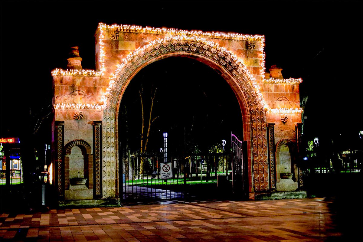 Sakarya Millet Bahçemiz ve ASEM Mobilyacılar Çarşımızdaki dekoratif ışıklandırma çalışmamızı tamamladık 👏🏼😌

#SakaryaBirBaşka #Seninİçin