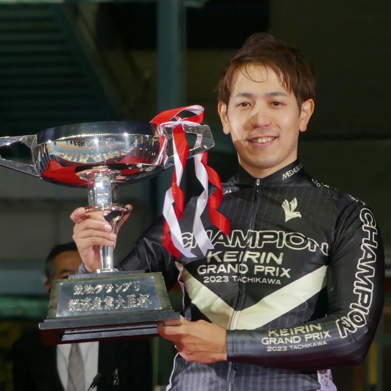 _WinTicket's tweet photo. ／
📣本日、松浦選手が緊急生出演！
＼

KEIRINグランプリ2023覇者の
松浦悠士選手（@yuji14681）が生出演決定✨

出演を記念しリポストキャンペーン実施🎉

▼以下達成で50名様に500ptが当たる！
① @_WinTicket をフォロー
② 本ポストをリポスト

お楽しみに📺

#ウィンチケット #ミッドナイト競輪