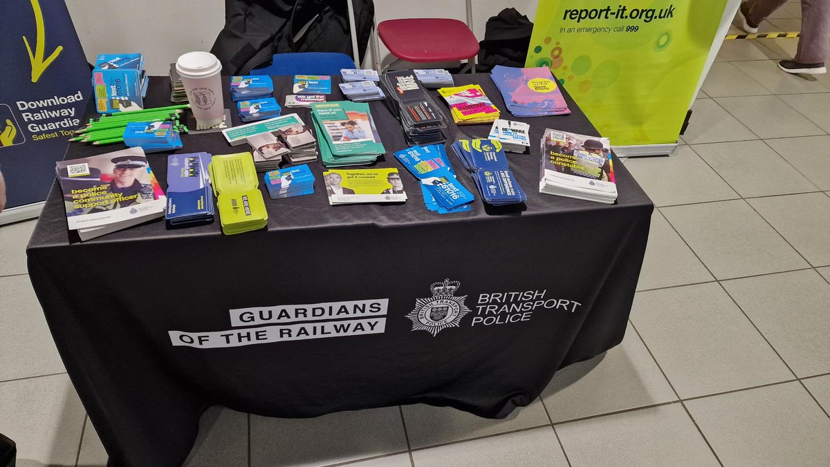 Our #Sheffield #PCSOs have been engaging with both students & staff at @sheffhallamuni today offering #CrimePrevention advice & discussing our initiatives tackling #VIAWG

Remember to #Text61016 if you need us or #Call999 in an emergency

#NeighbourhoodPolicingWeek