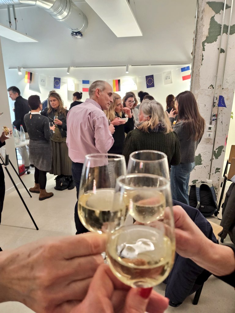 22.01.24 - 61ème anniversaire du Traité de l'Elysée, journée incontournable pour réunir le 1er comité de pilotage des 21 partenaires 🇨🇵 &amp; 🇩🇪 du projet #Interreg Lieu ressource transfrontalier pour l'emploi, définir nos enjeux 2024 et trinquer à l'amitié franco-allemande !