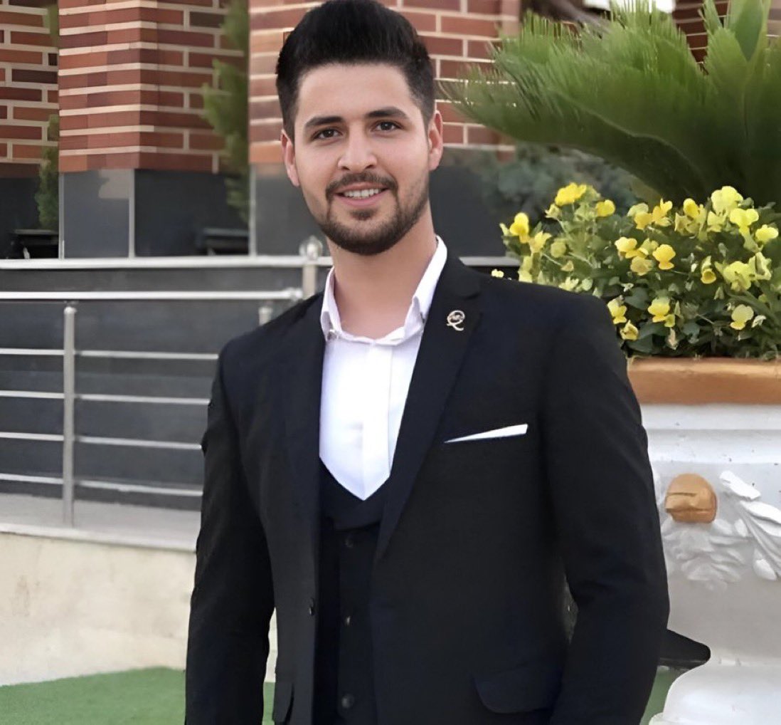 🚨DRINGEND 🚨bitte teilen 🚨

Die Mullahs planen, #MohammadGhobadlou, einen 23-jährigen Iraner, morgen früh hinzurichten!

Sein Verbrechen:
Protest für Freiheit! Gegen Islamisten!

Bitte seid seine Stimme! Bitte!