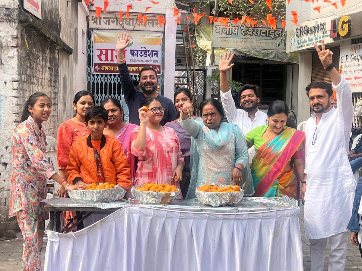 Richa99864366's tweet photo. साथ फाउंडेशन द्वारा २५१ किलो लड्डु वितरण
श्री राम प्राण प्रथिष्ठा (अयोध्या) के ईतहासिक अवसर पर साथ फाउंडेशन द्वारा इतवारी भाजी मंडी में २५१ किलो लड्डु का प्रसाद वितरण किया गया

#Ram #jaishriram #shrirammandirayodhyaram
#sathfoundation https://t.co/HbmM7pnzU5