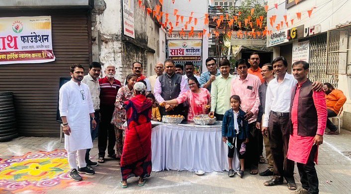 Richa99864366's tweet photo. साथ फाउंडेशन द्वारा २५१ किलो लड्डु वितरण
श्री राम प्राण प्रथिष्ठा (अयोध्या) के ईतहासिक अवसर पर साथ फाउंडेशन द्वारा इतवारी भाजी मंडी में २५१ किलो लड्डु का प्रसाद वितरण किया गया

#Ram #jaishriram #shrirammandirayodhyaram
#sathfoundation https://t.co/HbmM7pnzU5