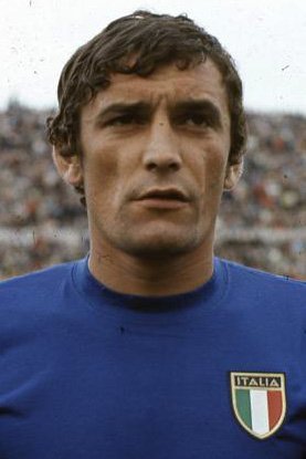"Gigi Riva prese la sua valigia e scese dal carro. Qualche calciatore applaudì. Lui, come spesso, era già di spalle, per la sua strada" #GigiRiva #GabrieleRomagnoli
