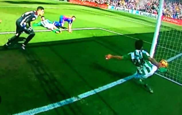 Recordar que Hernández Hernández, árbitro del VAR en el escándalo del Real Madrid-Almería, fue el mismo que en la misma acción, ni apreció penalti a Neymar, ni vió un gol legal que entró un metro en la portería👇