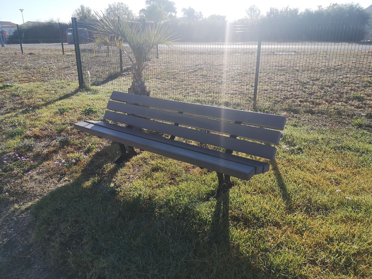 Urban_Ext's tweet photo. Nouveau banc recyclé chez Urban'Ext, le banc feuillade fait son apparition, un nouveau pietement fonte pour un design différent  disponible en plusieurs dimensions.

https://t.co/S76aRF8ZtO
#banc #urbanext #recyclé #economiecirculaire https://t.co/4IihNKzucw