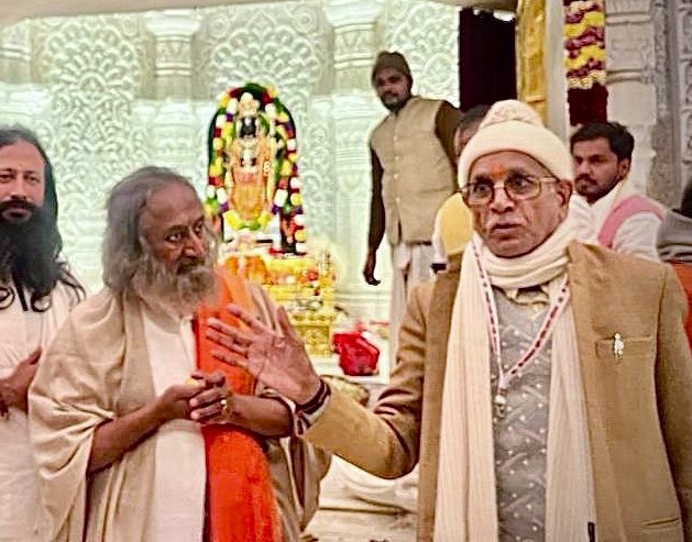 Gurudev's tweet photo. Met with the stalwarts of the Ram Janmabhoomi movement; Suresh Das Ji,  Nritya Gopal Das Ji, and Champat Rai Ji, the professor who dedicated his life to this cause. https://t.co/glM3VzCfh5