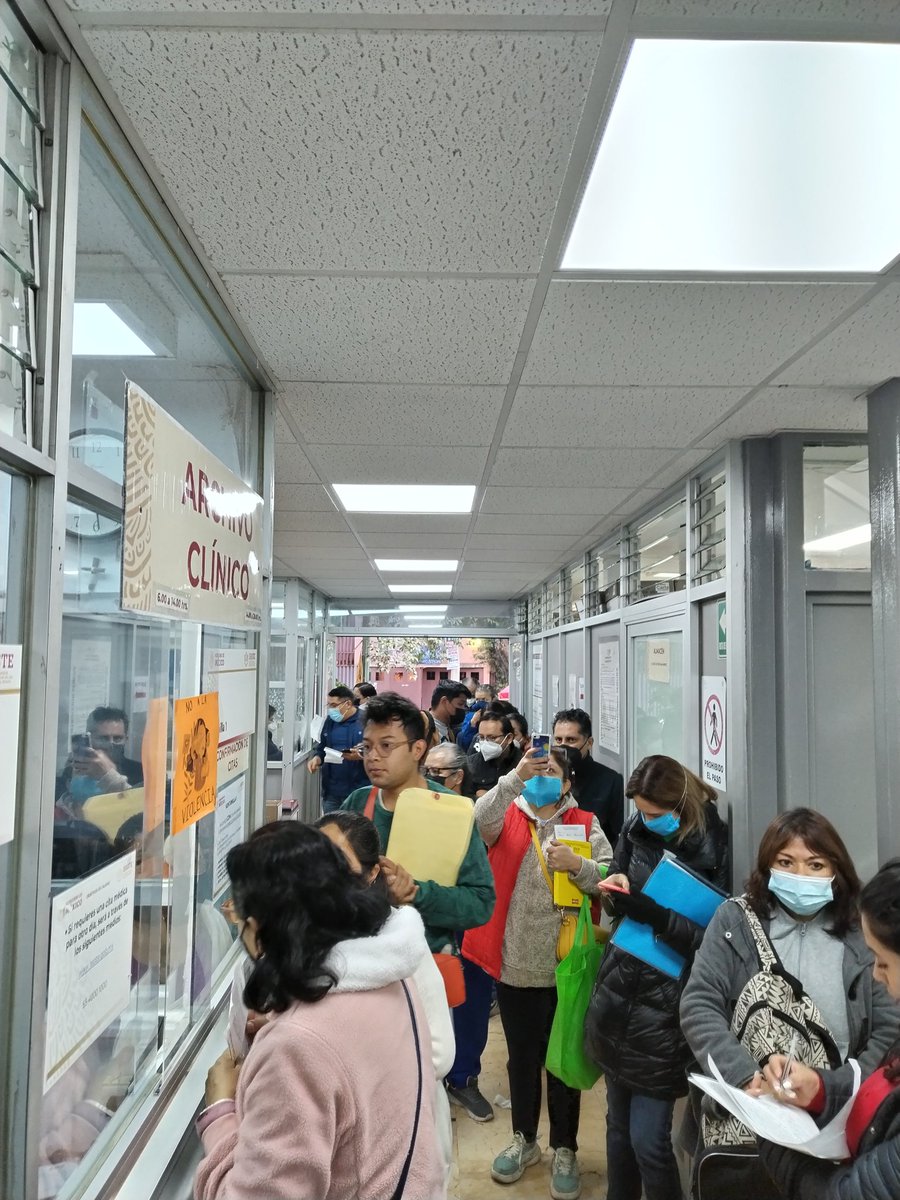 mdsu0798's tweet photo. @usuarios_issste @ISSSTE_mx @BJAlcaldia @lopezobrador_ @martibatres  En la UMF ISSSTE Del Valle.
Más de 2 hrs en fila para  búsqueda del expediente clínico y para generar citas. Solo se encuentra una adulta mayor atendiendo el archivo clínico y nadie más la está apoyando. https://t.co/3KjDUsg6BN