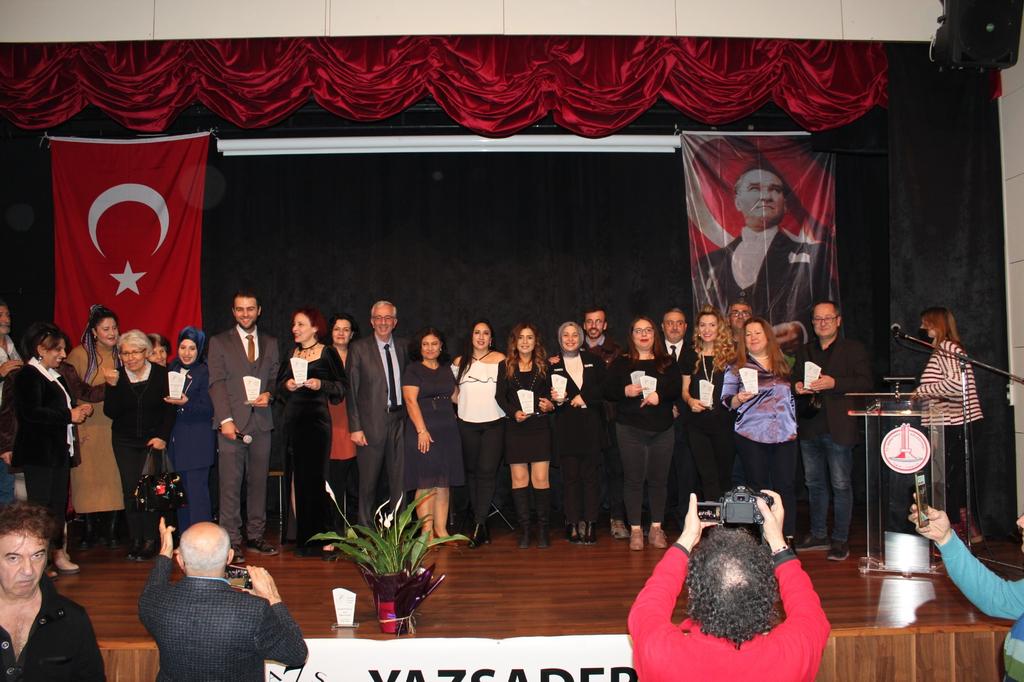 yazsader's tweet photo. Derneğimizin kuruluşunun ikinci yılı dolayısıyla buluştuğumuz 2.Yılın Edebiyat ödüllerini dağıttığımız bu günden güzel bir kare https://t.co/nGexlUb9g3