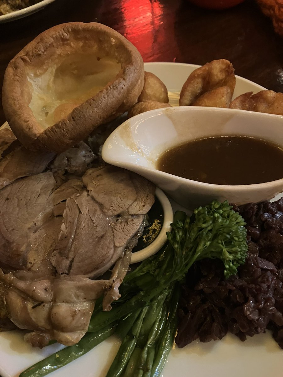 JaneCanDoSE4's tweet photo. Delicious Sunday Roast at the fab @thedogandbell in Deptford-they still have their fantastic Xmas decorations💡🌟💡🌟up-catch them for the next 10 days as being taken down on 2nd Feb which is Candlemas (40 days after Xmas) #PopDown #EatDrinkLocal https://t.co/QFcro9VlGW