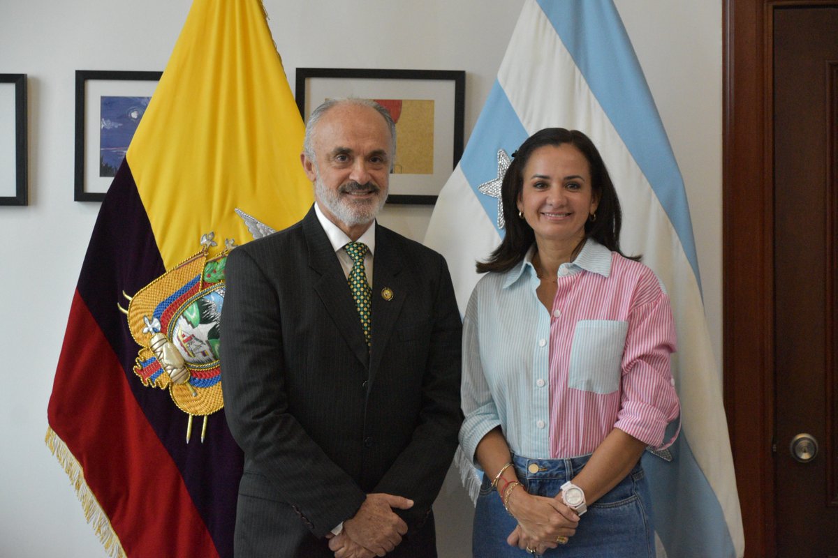 CTEcuador's tweet photo. #Guayas | El Director Ejecutivo de la #CTE, Ing. Mario Andrade Jiménez, efectuó una mesa de trabajo con la Ab. Marcela Aguiñaga Vallejo, Prefecta de la Provincia del Guayas, para articular alianzas estratégicas enfocadas a fortalecer la seguridad de la ciudadanía en las vías🤝

#ElNuevoEcuador