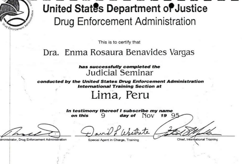 lacriminalidad's tweet photo. La jueza Enma Benavides fue capacitada en la lucha contra las drogas por la #DEA y la Embajada de Estados Unidos, aún así dejó en libertad a varios procesados por narcotráfico. @PuntoFinalOf encontró 31 expedientes de liberaciones. 
¿Negligencia o pagos de sobornos? 🧵 https://t.co/UeS4pn9QBq