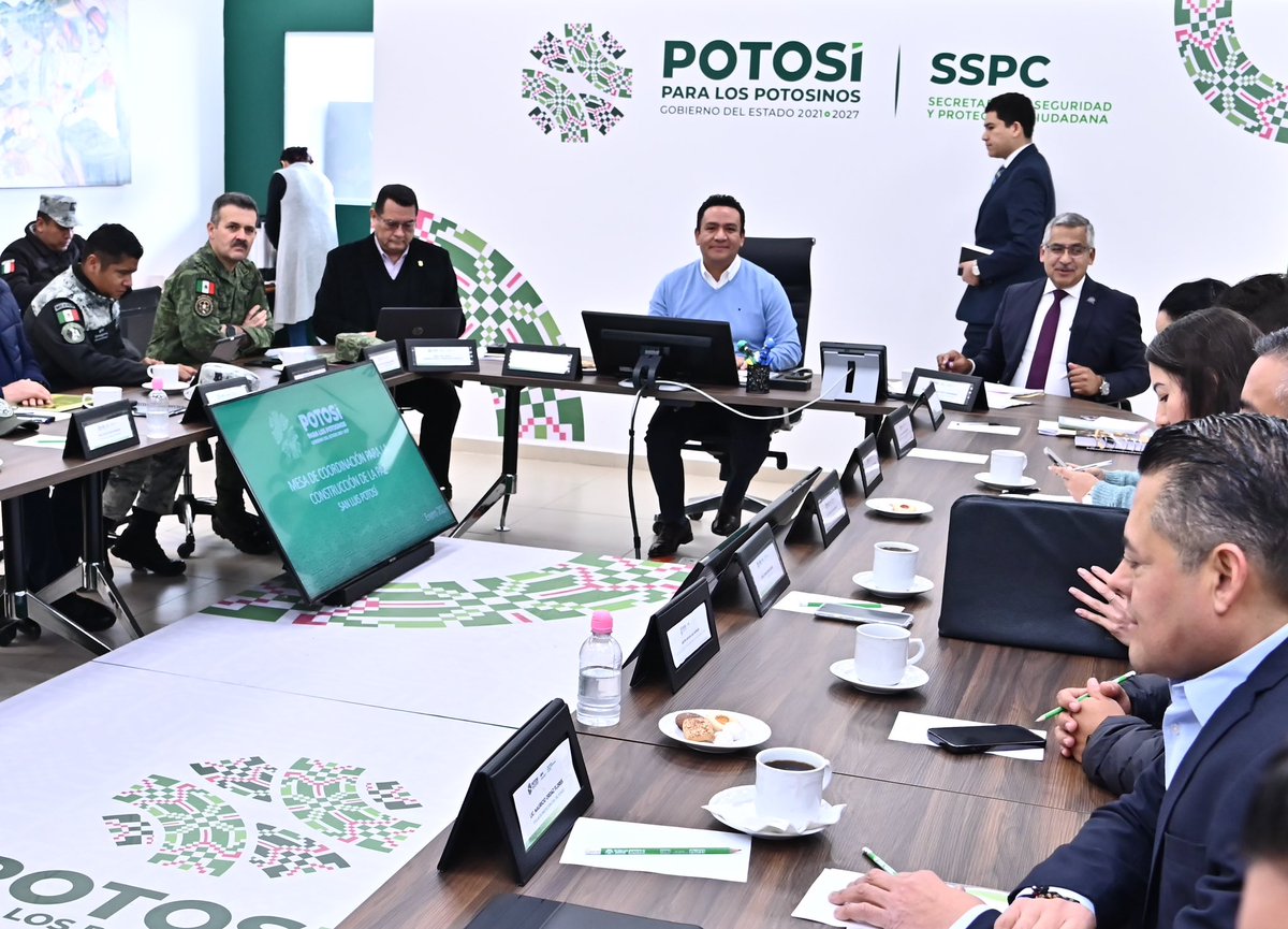 jgpetorresmx's tweet photo. Trabajamos sin descanso para mantener la paz y proteger de la seguridad de las cuatro regiones de nuestro Estado.
¡Así comenzamos la semana analizando y poniendo en marcha estrategias para lograrlo! 🤝 #SGGSLP https://t.co/2MTghF1brV