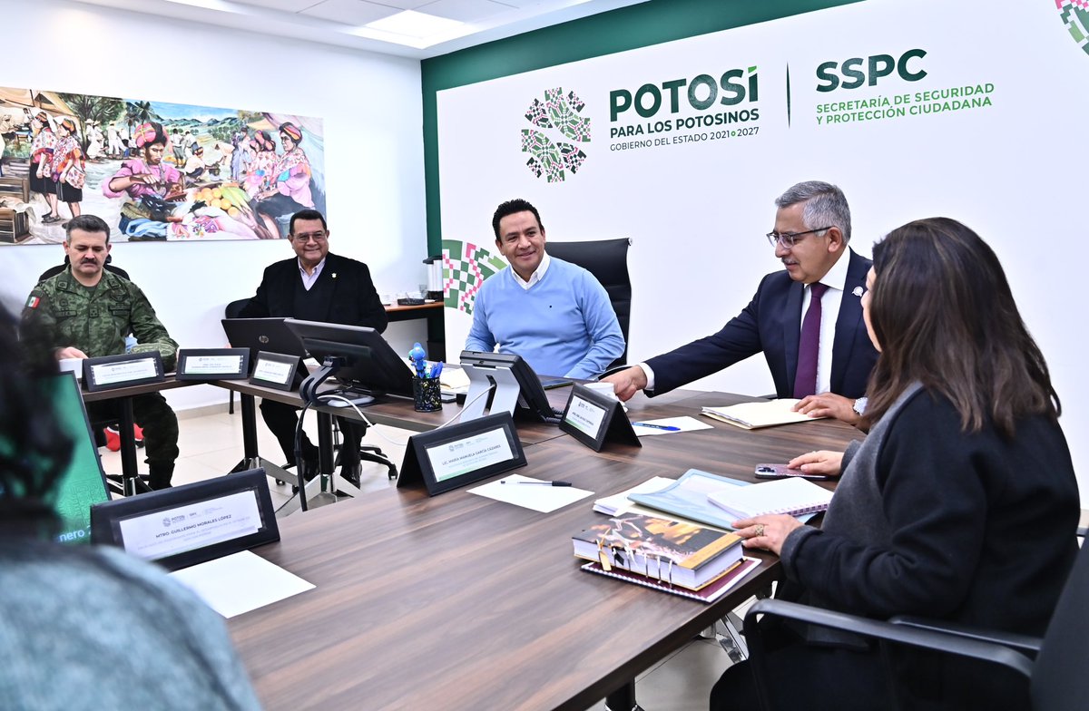 jgpetorresmx's tweet photo. Trabajamos sin descanso para mantener la paz y proteger de la seguridad de las cuatro regiones de nuestro Estado.
¡Así comenzamos la semana analizando y poniendo en marcha estrategias para lograrlo! 🤝 #SGGSLP https://t.co/2MTghF1brV