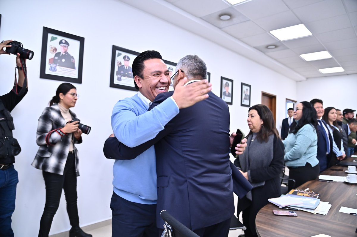 jgpetorresmx's tweet photo. Trabajamos sin descanso para mantener la paz y proteger de la seguridad de las cuatro regiones de nuestro Estado.
¡Así comenzamos la semana analizando y poniendo en marcha estrategias para lograrlo! 🤝 #SGGSLP https://t.co/2MTghF1brV