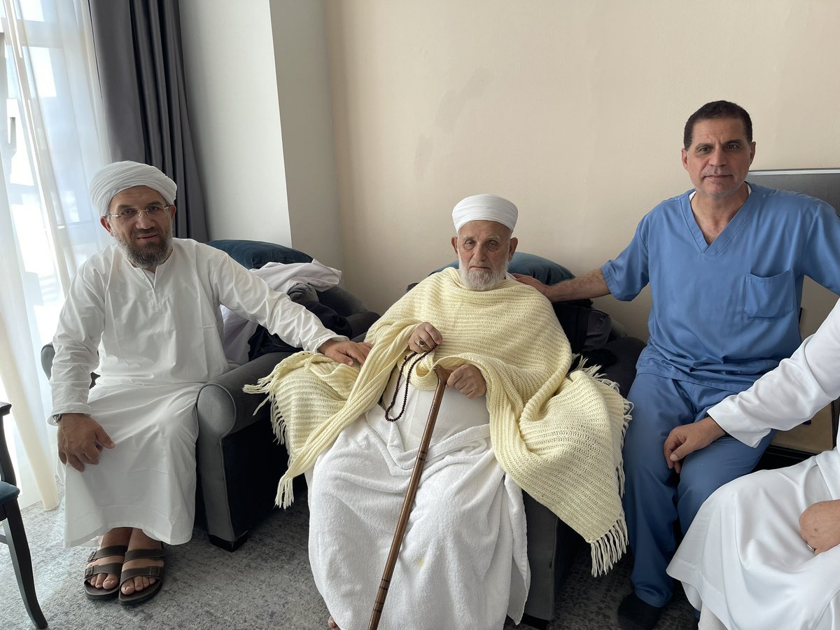 Medine-i Münevvere ile şereflendiğimiz günden itibaren babam Kamil Hocaefendi’de  mevcut hastalıkların yanında bir de ağır enfeksiyon oluştu.Hastanedeki müdahale çare vermeyince “Bizi Peygamberimiz’in(sav) Ravzasında durmaktan mahrum eyleme YaRabbi” şeklindeki dua üzerine