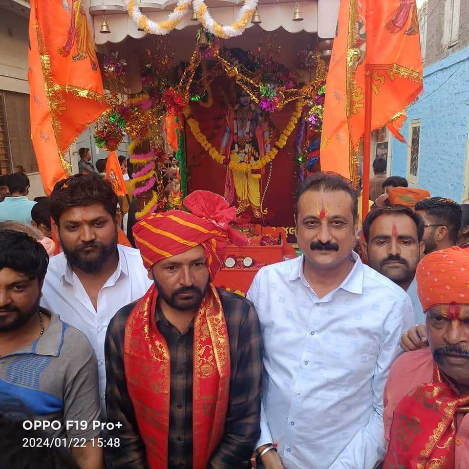 Ambarish_Der's tweet photo. અયોધ્યા મધ્યે નૂતન મંદિર માં ભગવાન શ્રી રામ ની મૂર્તિ સ્થાપિત થઈ ને પ્રતિષ્ઠિત થઈ એ રીતે જ સર્વે ના હૃદય માં અપાર શ્રધ્ધા સાથે રામ-રૂપી "સત્ય પ્રેમ અને કરુણા" પ્રતિષ્ઠિત થાય એવી મર્યાદા પુરુષોત્તમ ભગવાન શ્રી રામ ને પ્રાર્થના. https://t.co/VUpBlT00hs