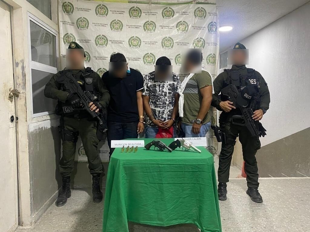 PoliciaDeCesar's tweet photo. #Copey | Capturamos tres sujetos, los cuales se encontraban reunidos en un establecimiento abierto al público, quienes al practicarles un registro a persona, les hallan en su poder dos armas de fuego tipo revólver calibre 38. #DiosYPatria https://t.co/ciIvi7Aeof