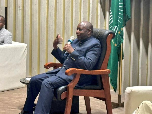 Abatashoboye kwumva igifaransa ijambo rya President Evariste Ndayishimiye reka nshire mu kinyarwanda akagace gato nifuza ko tuganirako.

Yicaye imbere y’ibendera rya AU President Ndayishimiye 

Yagize ati “Aho bigeze, dusabwa gukomeza urugamba kugeza ubwo n’Abanyarwanda batangira