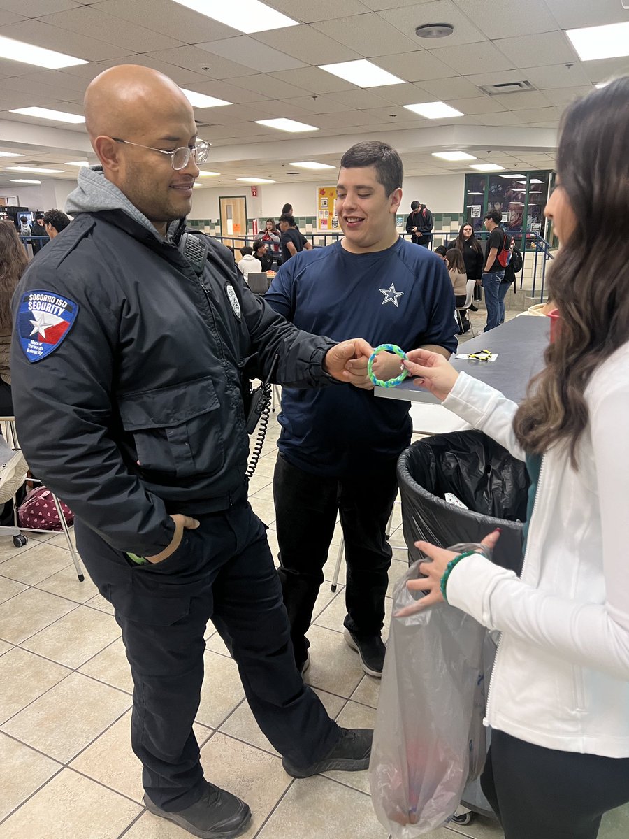 _MHSSTUCO's tweet photo. Kicking off the day with #4SimpleWords. #HiHowAreYouDay opens up conversations and brings awareness to mental health. #SayItAndMeanIt @MontwoodHS @AnaPlayer_MHS @Co2024Rams @mhsco_2025 @mhs_class_of_26 @MHSClass_of_27 https://t.co/jUhsR2OzUE