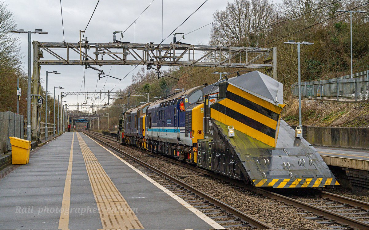 Sandwiched between 2 heavy duty snow ploughs 37425 + 37422 head north through Hartford taking the Carlisle Kingmoor based ploughs back having arrived at Crewe a few days prior on 7Z96 20/1/24 High res copy on Flickr: flic.kr/p/2ptSdwV