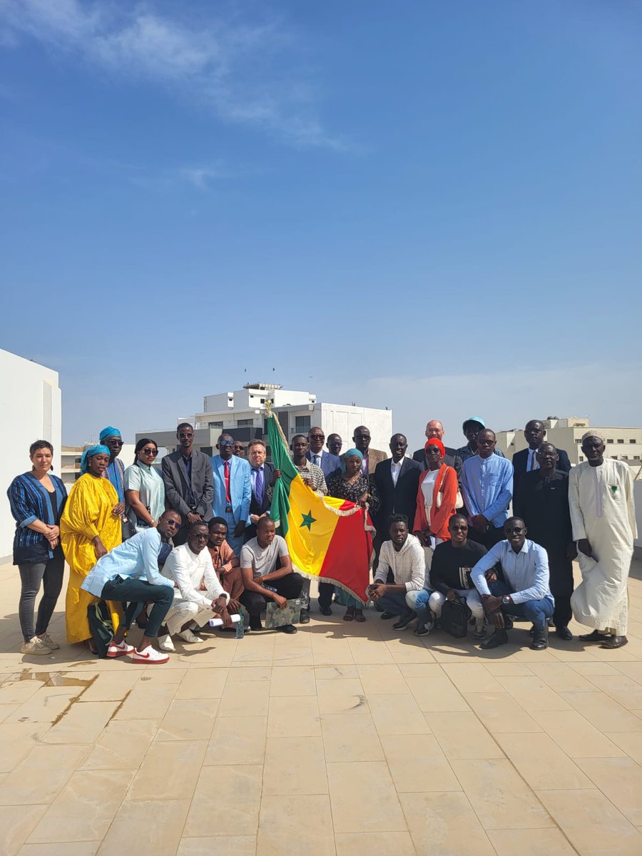 Remise symbolique du drapeau 🇸🇳 par le ministre de la Jeunesse, de l'Entreprenariat et de l'Emploi aux 12 volontaires sénégalais qui vont séjourner en France dans le cadre du projet ENVOL, Encourager les Nouveaux Volontariats de Réciprocité. Belle mission en perspective ! 🇸🇳🤝🇨🇵