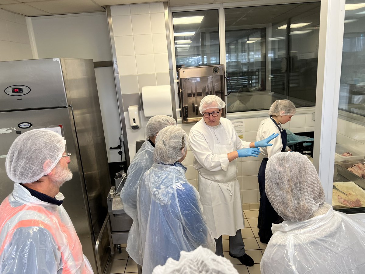 Acteur majeur de la #solidarité, la banque alimentaire de l’#Isère prépare 1000 à 1500 portions individuelles par jour dans sa cuisine. Ravie d’avoir pu rencontrer ses bénévoles, engagés pour proposer une alimentation de qualité à destination des➕ démunis. 👏