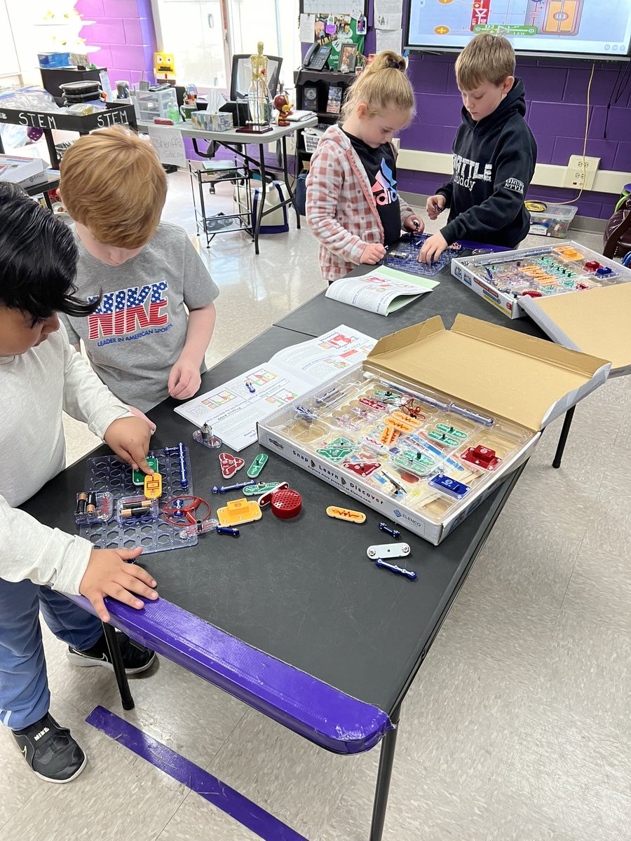 MrsSheriffSTEM's tweet photo. We LOVE using @SnapCircuits in STEM ⚡️ https://t.co/4TBHWnA70L