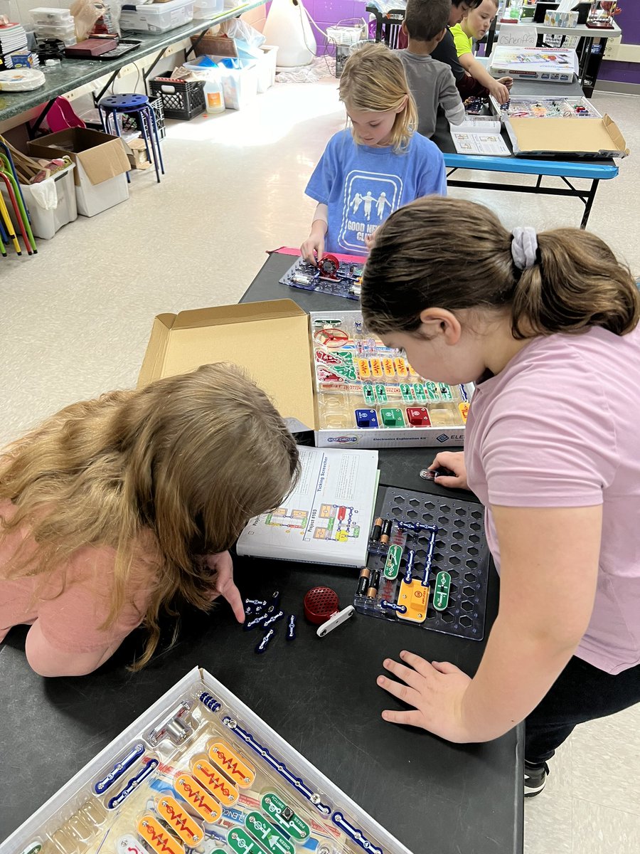 MrsSheriffSTEM's tweet photo. We LOVE using @SnapCircuits in STEM ⚡️ https://t.co/4TBHWnA70L