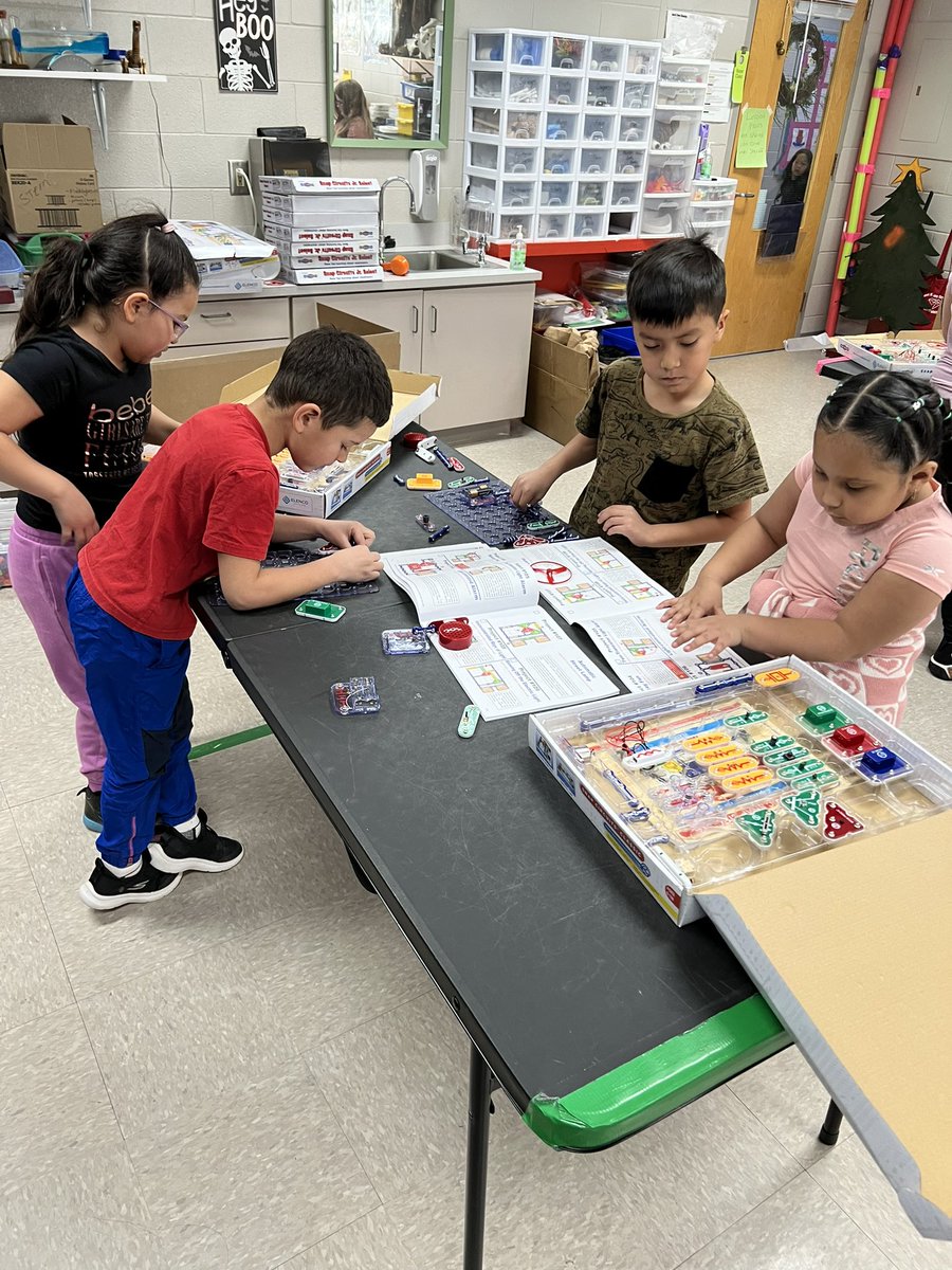MrsSheriffSTEM's tweet photo. We LOVE using @SnapCircuits in STEM ⚡️ https://t.co/4TBHWnA70L