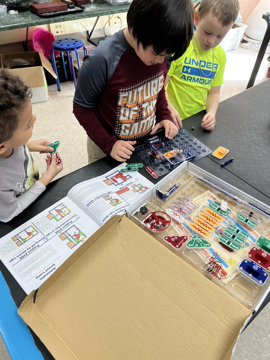 MrsSheriffSTEM's tweet photo. We LOVE using @SnapCircuits in STEM ⚡️ https://t.co/4TBHWnA70L