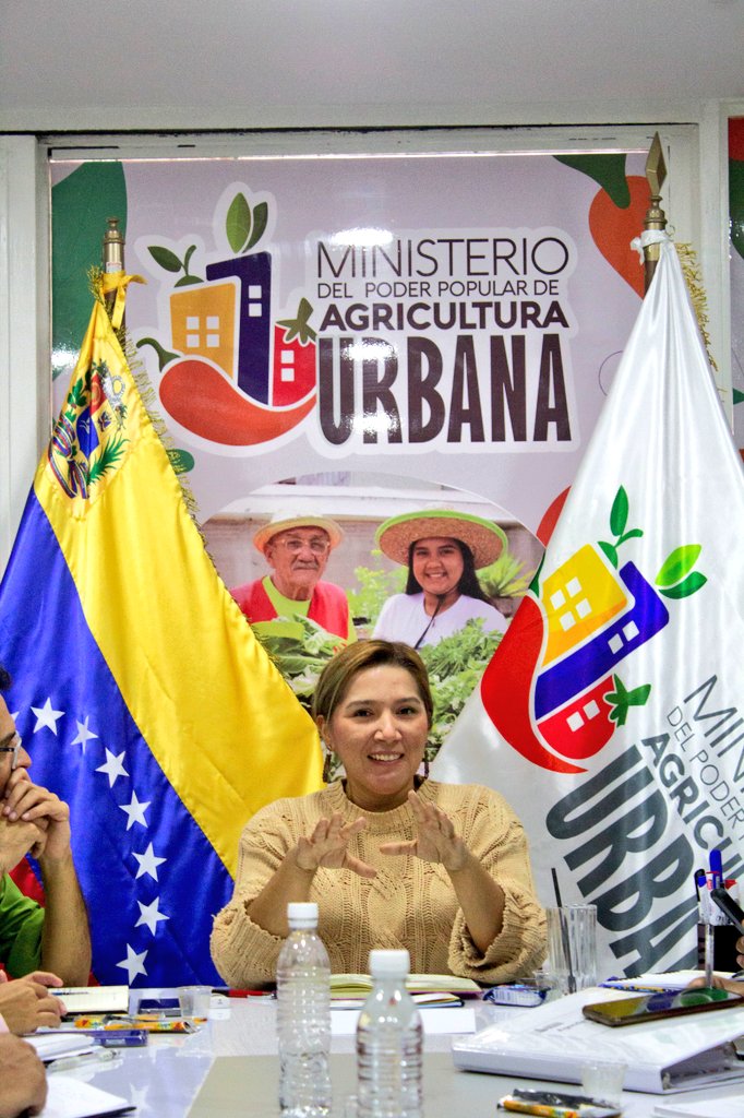 Viceagrourbana's tweet photo. Durante la Junta Ministerial de este #22Ene la Min. @jhoagaby resaltó la importancia de la discusión de las 7T anunciadas por el Pdte.  @NicolasMaduro, aportando a la construcción colectiva de la prosperidad del 2030 y las venideras victorias del 2024.

#HaciaEl2030ConLas7T https://t.co/nLCFkobQcg