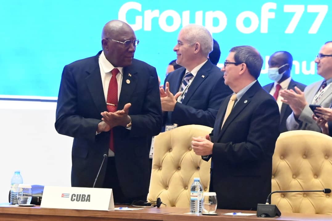 Clausurada la III Cumbre Sur, con presencia de Vicepresidente de #Cuba @SalvadorValdesM. Su principal resultado es el fortalecimiento de unidad entre los miembros del G77 para enfrentar los problemas globales actuales y defender legítimos intereses de los países en desarrollo.